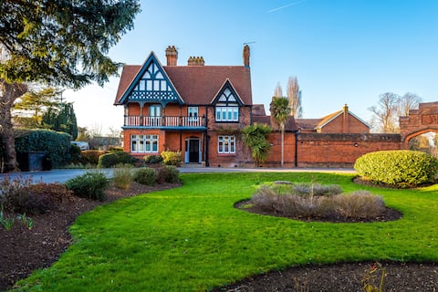 Winter Windsor Getaway | Hot Tub | Sleeps 7-9