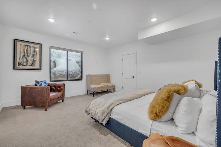 Chumba cha kulala cha Mwalimu wa Sekondari kwenye ngazi ya chini, kilicho na bafu zuri kubwa