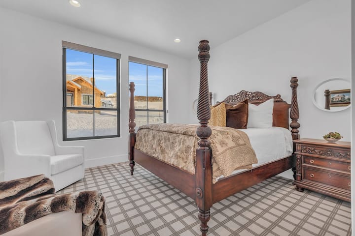 Chumba kikuu cha kulala cha sakafu na bafu yake mwenyewe