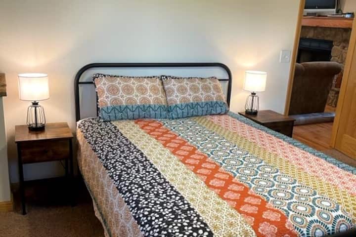 Pohľad z vnútra spálne a dverí späť do obývačky.