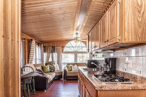 Spacious Tiny Cabin W Private Hot Tub by Lake