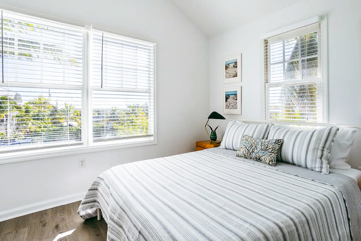 Chumba hiki cha kulala cha ndani kina kitanda cha ukubwa wa queen kilicho na godoro jipya kabisa, runinga bapa ya skrini na nafasi ya kutosha ya kabati-na inatazama maji mazuri ya bluu ya turquoise.