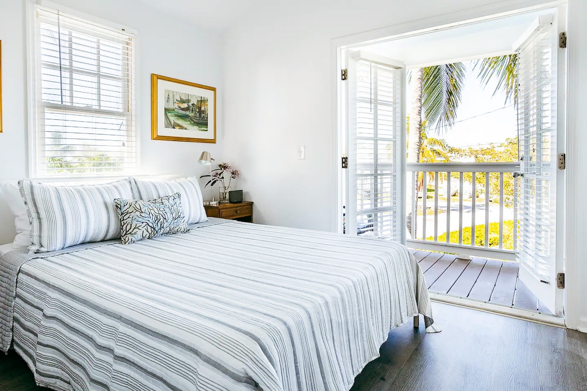 Chumba cha kulala cha pili pia kina kitanda cha malkia kilicho na godoro jipya kabisa, runinga ya gorofa iliyowekwa ukutani na vitu vya kupendeza vya zamani. Milango miwili ya Kifaransa inafunguliwa kwenye roshani ya kibinafsi inayoangalia ua wa mbele.