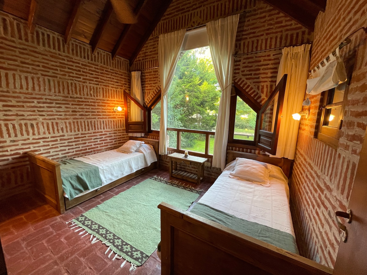 Soba u apartmanu na gornjem katu. 2 kreveta + kolica. Stropni ventilator, klima-uređaj i ljuljačka na štednjaku. Mreža za komarce