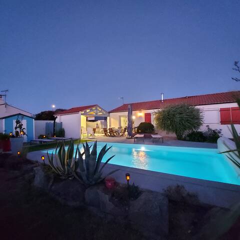 House with pool, close to the sea