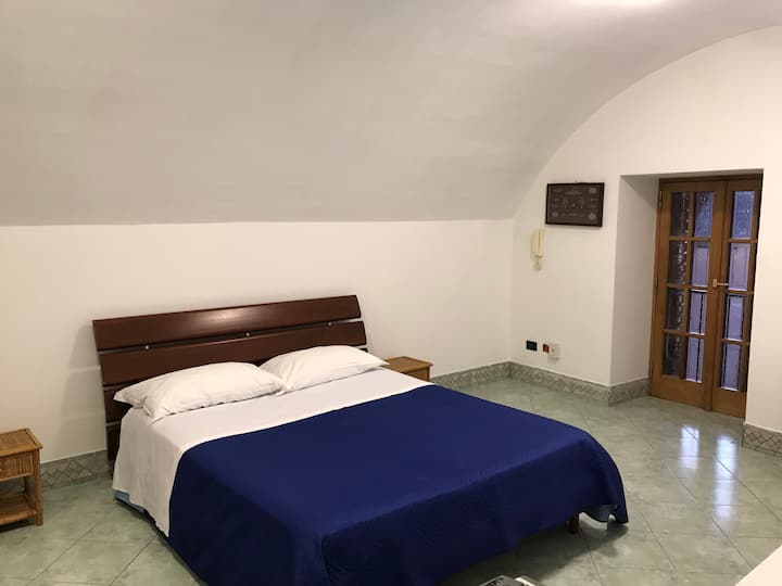 Dormitorio con cama tamaño queen