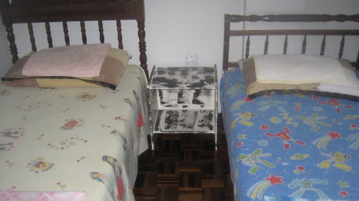 ЕДИНИЧНА СТАЯ NO.03
Предна гледка P/Main Street E P/ Sea  
2 единични легла,1 гардероб, 1 вентилатор на тавана, 1 завеса, 1 затъмнение, 1 нощно шкафче, 2 възглавници. 2 калъфки за възглавници, 4 чаршафи.
 02 подвижни матраци с цип.