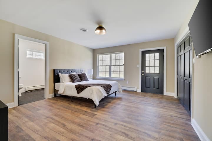 Suita në katin e parë me hyrje të jashtme në oborrin e pasmë 