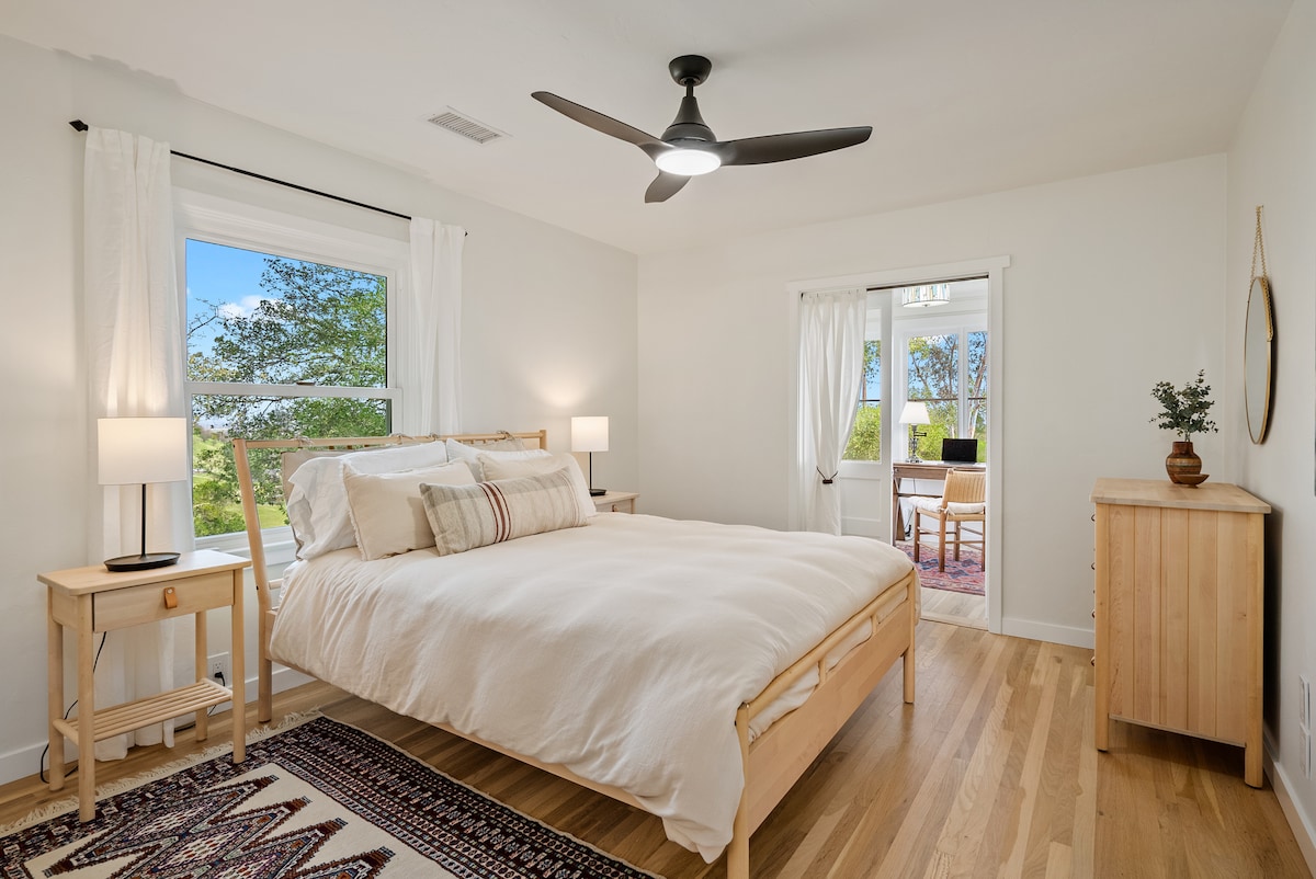 Spálňa 1 s manželskou posteľou Queen. Otvorí sa do slnečnej miestnosti a prístupu do prírody.