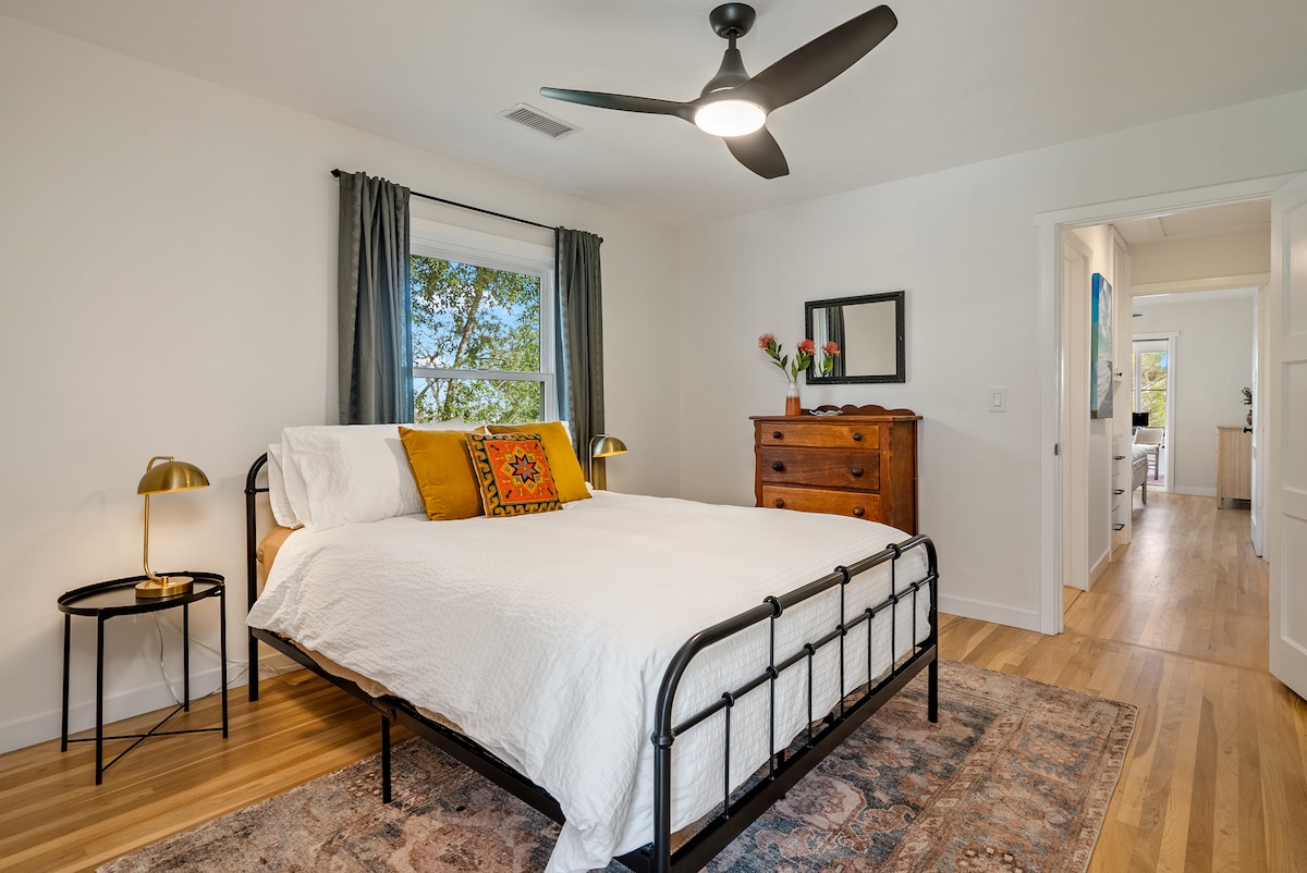 Spálňa 2 s manželskou posteľou Queen.  