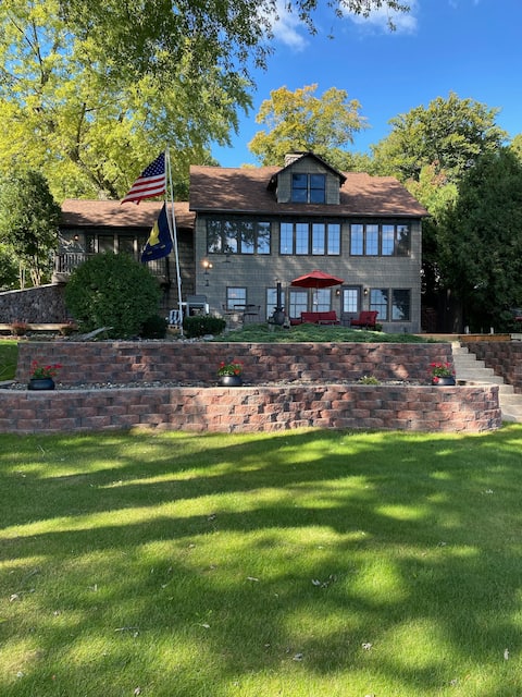 Lakefront home in beautiful Sister Lakes!