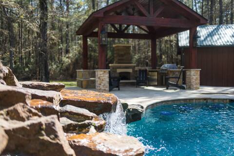 Luxury Log Retreat: Pool, Trails & Family Fun