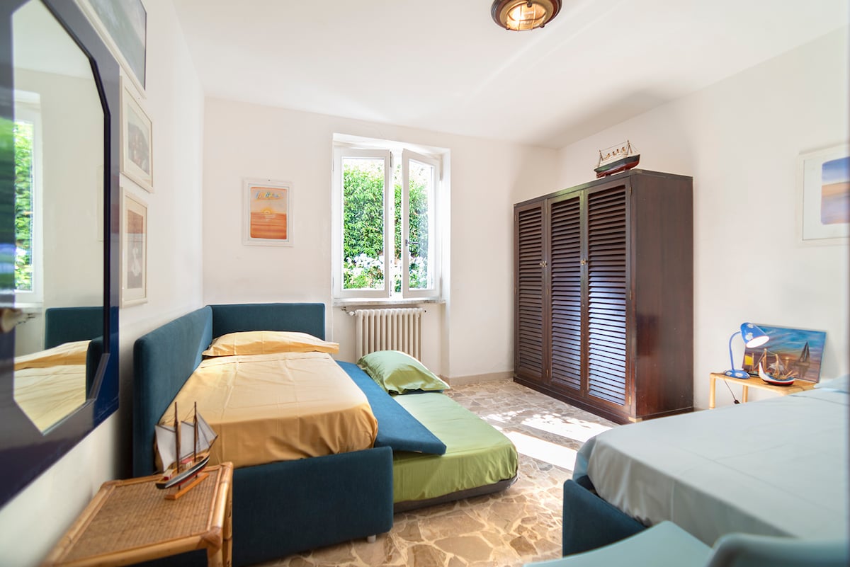 Vitanda viwili ambavyo vinakuwa 3 kwa urahisi