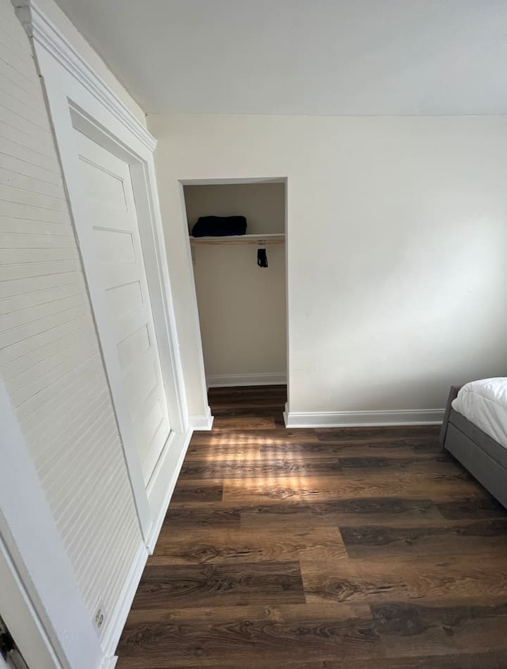 Плакар во четврта спална соба со закачалки 