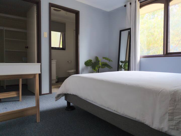 Private Master with ensuite & Work Desk Houses for Rent in Chapman