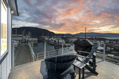 Apartment on the dock in Cowichan Bay