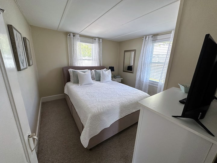 Segundo dormitorio con cama tamaño queen y televisor inteligente de 35pulgadas para streaming