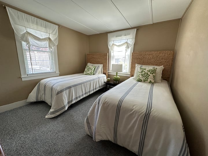 3er dormitorio con dos camas individuales y televisor inteligente de 35pulgadas para streaming.