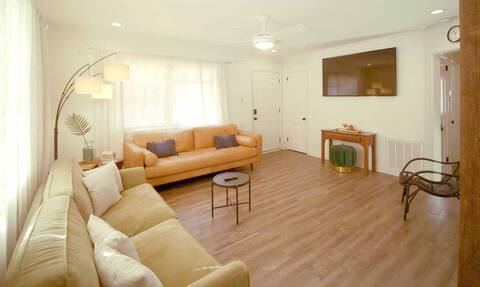 The Arbor: Cute Modern Home + Ideal Location!
