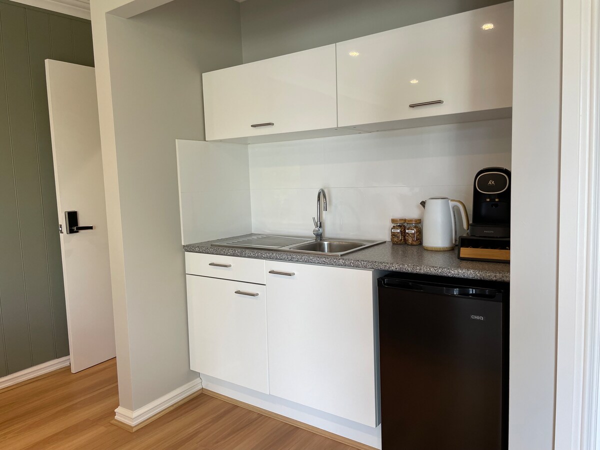 Popular Airbnb listing: Coral Street Studio - Beach, Bars in South Fremantle