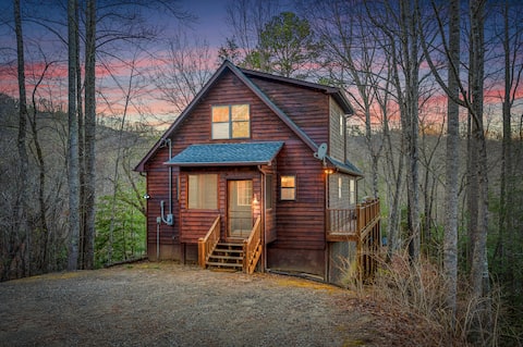 Secluded Cabin: Mountains, Hot Tub, Wi-fi, Firepit