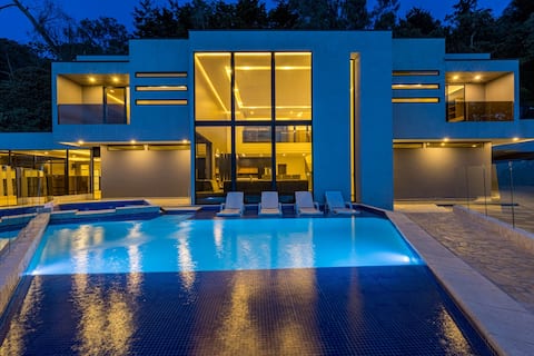 Mansion in Poblado with Pool-10 Min to Park Lleras
