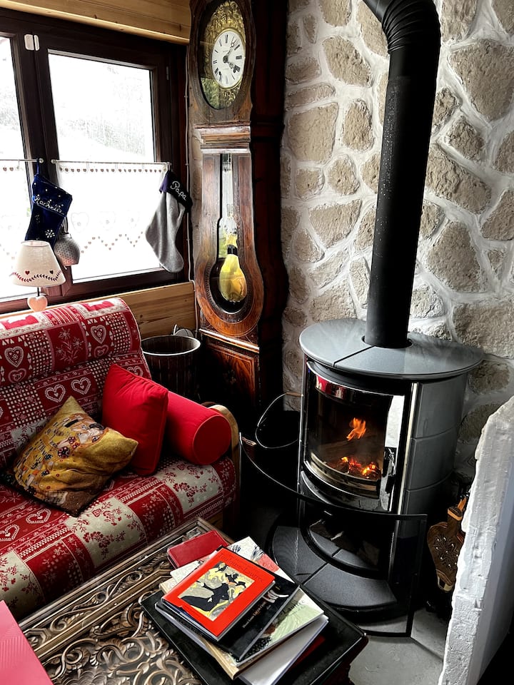 No hay nada mejor que sentarse junto al fuego con un buen libro en invierno. No hay mejor lugar que sentarse junto al fuego con un buen libro en invierno. 