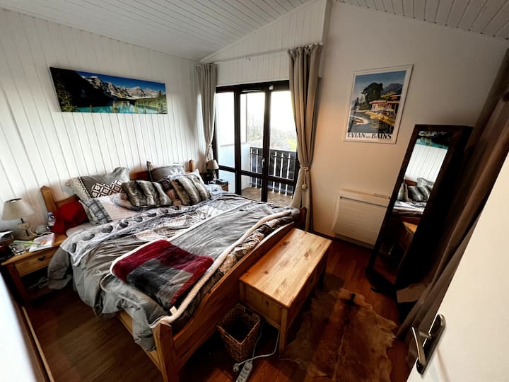 La habitación de los padres con cama king size y vista al lago. 
El dormitorio principal con una cama grande y vistas al lago. 