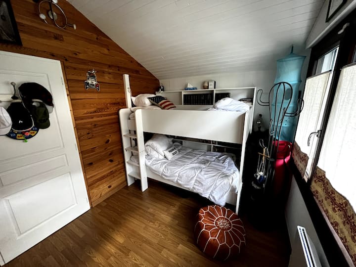 Los cuartos con una cama a granel y vistas a la montaña
El dormitorio juvenil con una litera y vistas a la montaña. 