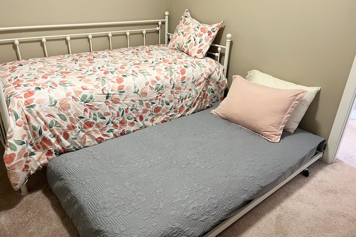 Chambre bonus avec possibilité de dormir deux personnes supplémentaires. (2 lits doubles). Notez qu'il n'y a pas de fenêtres dans cette pièce. 