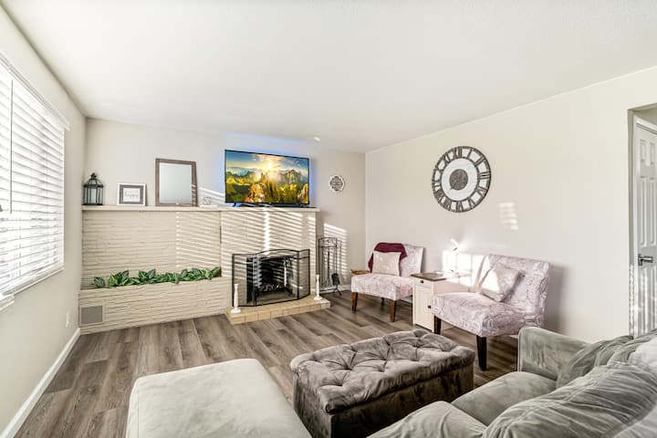 ¡Esta sala de estar es un remanso de comodidad! Con muebles lujosos y una chimenea crepitante,