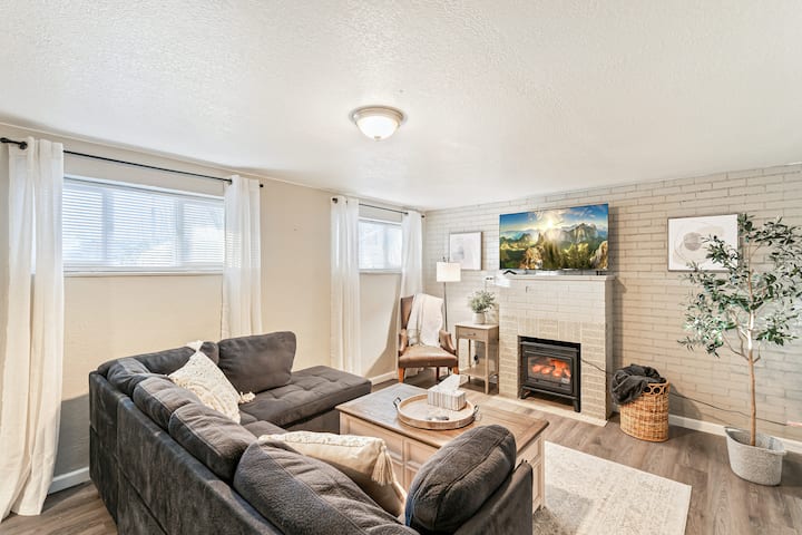 Esta sala de estar, con sus atractivos muebles y una chimenea relajante, es el lugar perfecto para relajarse después de un largo día.