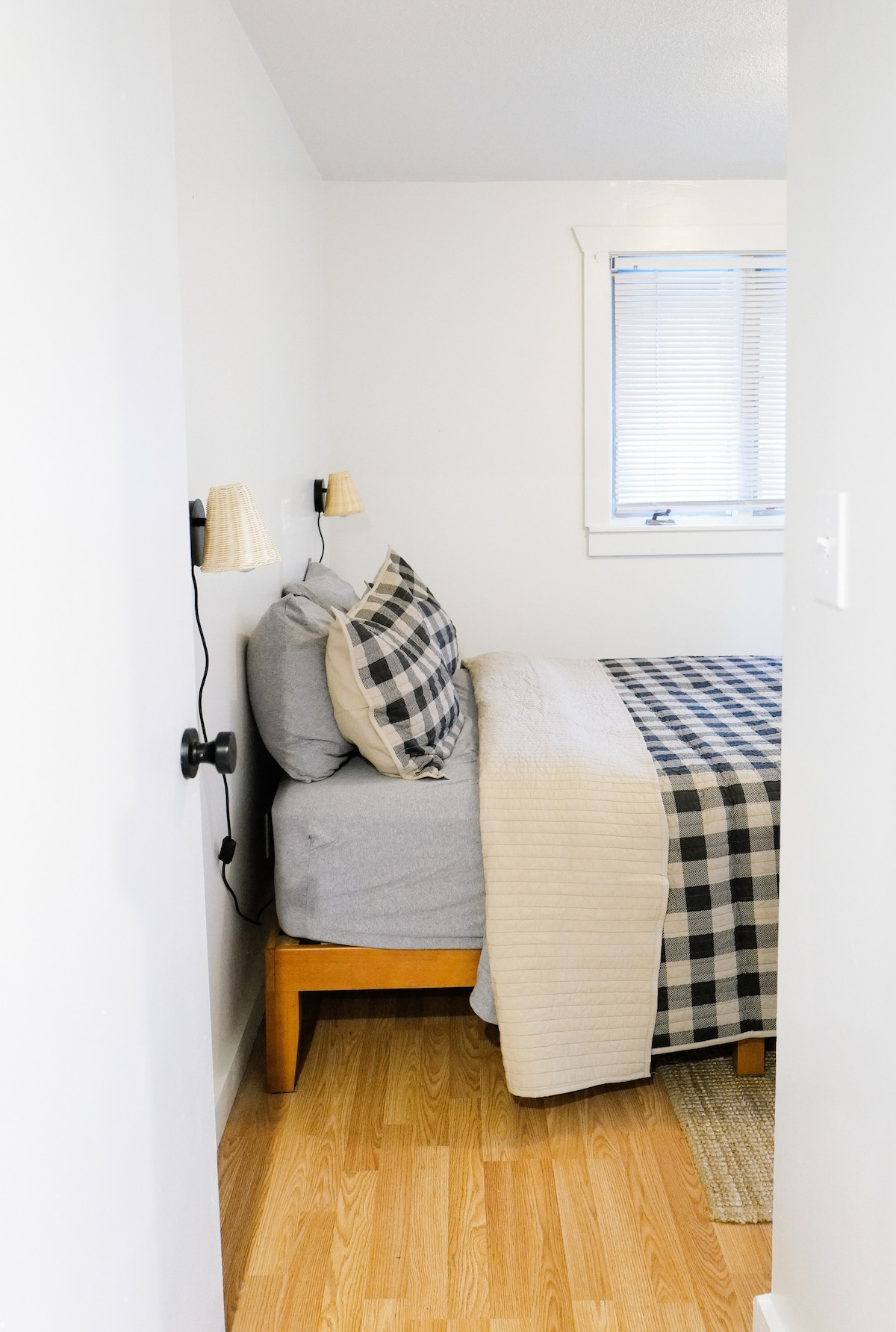 Main Floor Bedroom, 1 Queen Bed 