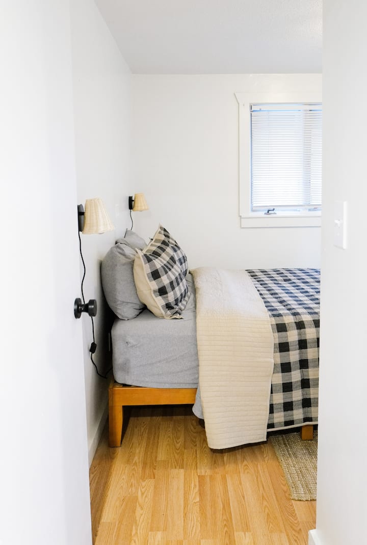 Main Floor Bedroom, 1 Queen Bed 