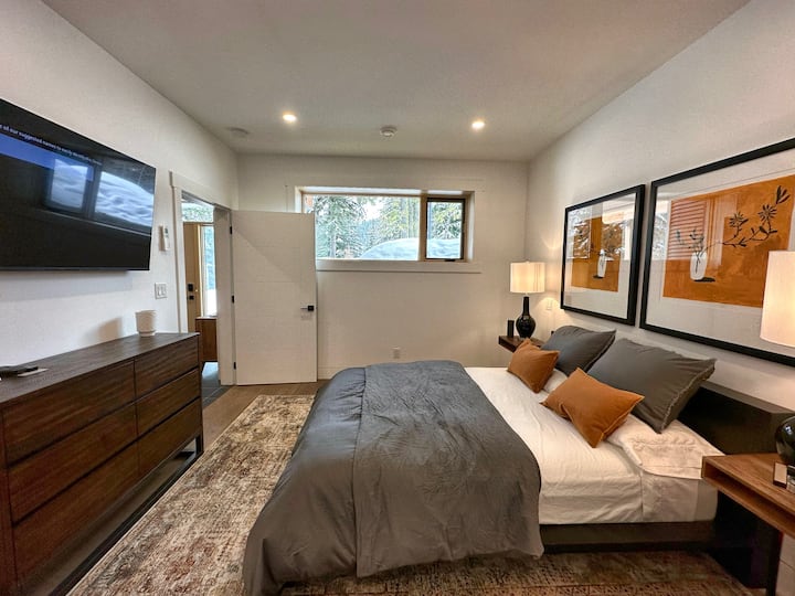 Spacious room with luxurious comfortable Queen Bed.  Large 65-inch Smart TV. high-quality soft linens, pillows, and duvets. Ample closet storage, dresser, Full private ensuite with bathtub & shower combo.