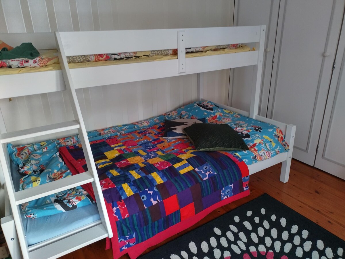 Veća dječja spavaća soba ima krevet na kat od120 +80 cm. Gornji krevet pogodan je za dječju težinu.
Rolete koje se mogu prigušiti.

U dječjoj sobi igračke, igre i knjige.