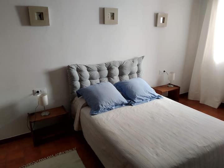 Habitación doble, cama 140. Skriňa a nočné stolíky