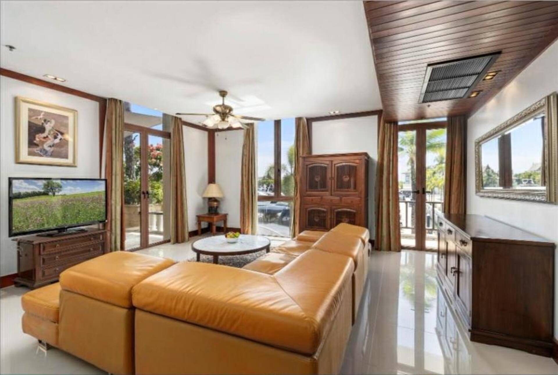 Splendid condo with Marina view