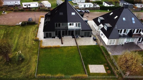 Apartment with balcony on the Sneekermeer
