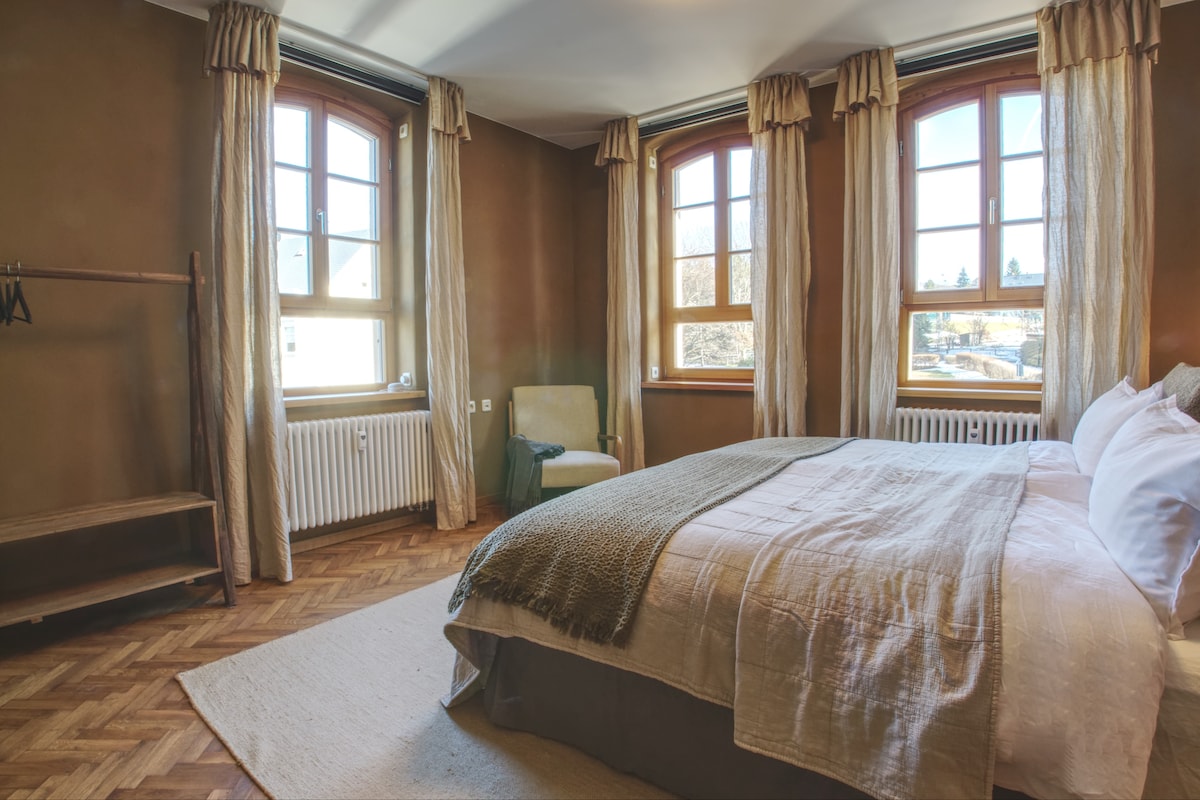 غرفة النوم هذه واسعة ومشرقة.