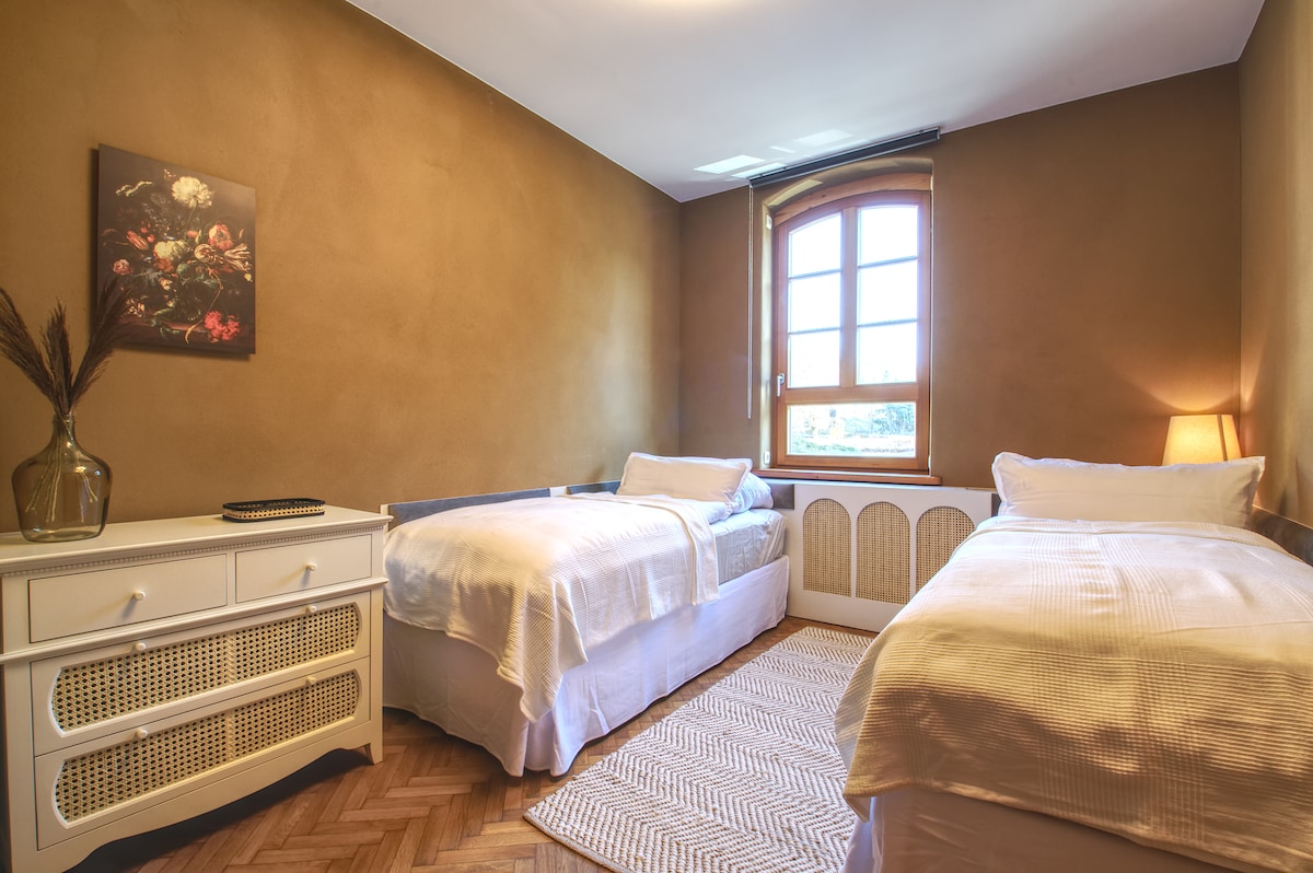 تبلغ مساحة غرفة النوم 3 حوالي 12 مترًا مربعًا وتحتوي على سريرين ربيعيين بمساحة 90 × 200 وأدراج.