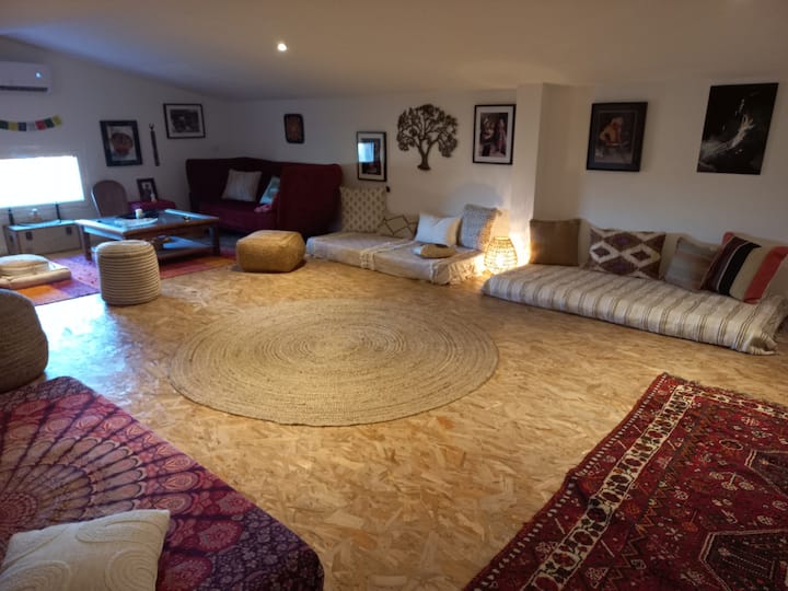 Sala relax situata al piano superiore con letto matrimoniale da 140 cm. 
Possibilità di aggiungere letti supplementari (1 divano letto + materasso a pavimento). 
Per questa opzione: 50€ extra a notte. La capacità massima di 10 persone nell'alloggio. 