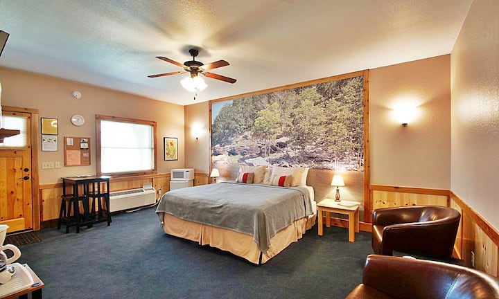 3 trobelė: 420 kv. pėdų Miegamasis su karališko dydžio lova, privatus vonios kambarys, mikrobangų krosnelė, mažas šaldytuvas, kavos aparatas, lubinis ventiliatorius, svečiams valdomas AC/Heat, mažas stalas, kubinės kėdės ir televizorius su DVD/VHS grotuvu.