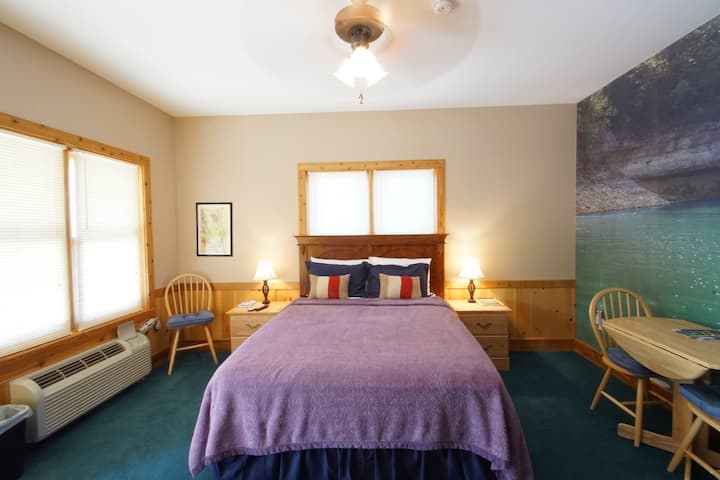 1 trobelė Miegamasis 280 kv. pėdų plote su karališko dydžio lova, svečiams valdoma AC/Heat, mažu stalu ir kėdėmis, lubiniu ventiliatoriumi, mažu šaldytuvu, mikrobangų krosnele ir kavos aparatu.