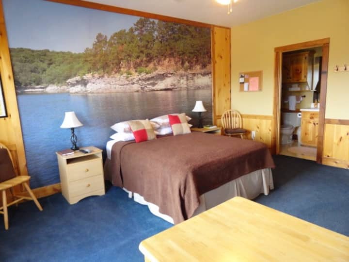 2 trobelė: 280 kv. pėdų Miegamasis su dvigule lova. Mažas stalas, lubinis ventiliatorius, mažas šaldytuvas, mikrobangų krosnelė, kavos aparatas ir televizorius su DVD/VHS grotuvu.