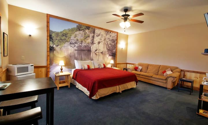 3 trobelė: 420 kv. pėdų Miegamasis su karališko dydžio lova, mikrobangų krosnele, mažu šaldytuvu, kavos aparatu, zomšine sofa, mažu stalu, lubiniu ventiliatoriumi, televizoriumi su DVD/VHS grotuvu, negabaritine spinta, sofa ir svečių valdoma AC/Heat.