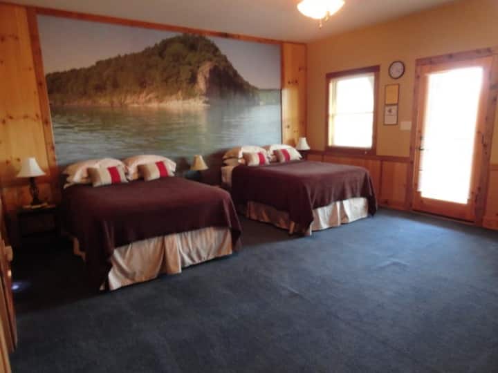 2 trobelė: 366 kv. pėdų miegamasis su dviem pilno dydžio lovomis. Lubinis ventiliatorius, mažas šaldytuvas, mikrobangų krosnelė, kavos aparatas ir mažas stalas su kėdėmis.