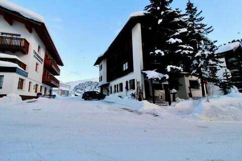 Zürs ski lounge right by the ski lift