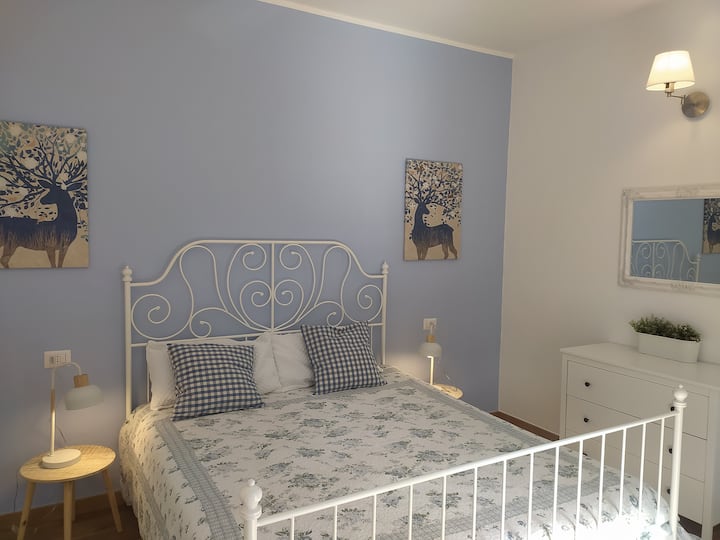 CHUMBA CHA KULALA  KILICHO NA KITANDA CHA WATU WAWILI
Iko karibu na CHUMBA CHA 2.
Ili kuifikia, unahitaji kupitia CHUMBA CHA  2.
Vyumba vyote viwili vina kufuli na ufunguo ili kuhakikisha faragha kubwa
