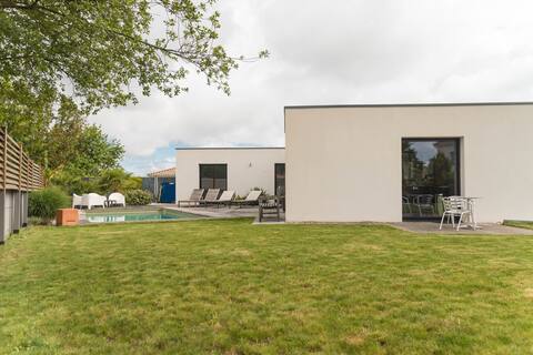 Villa with pool and hot tub